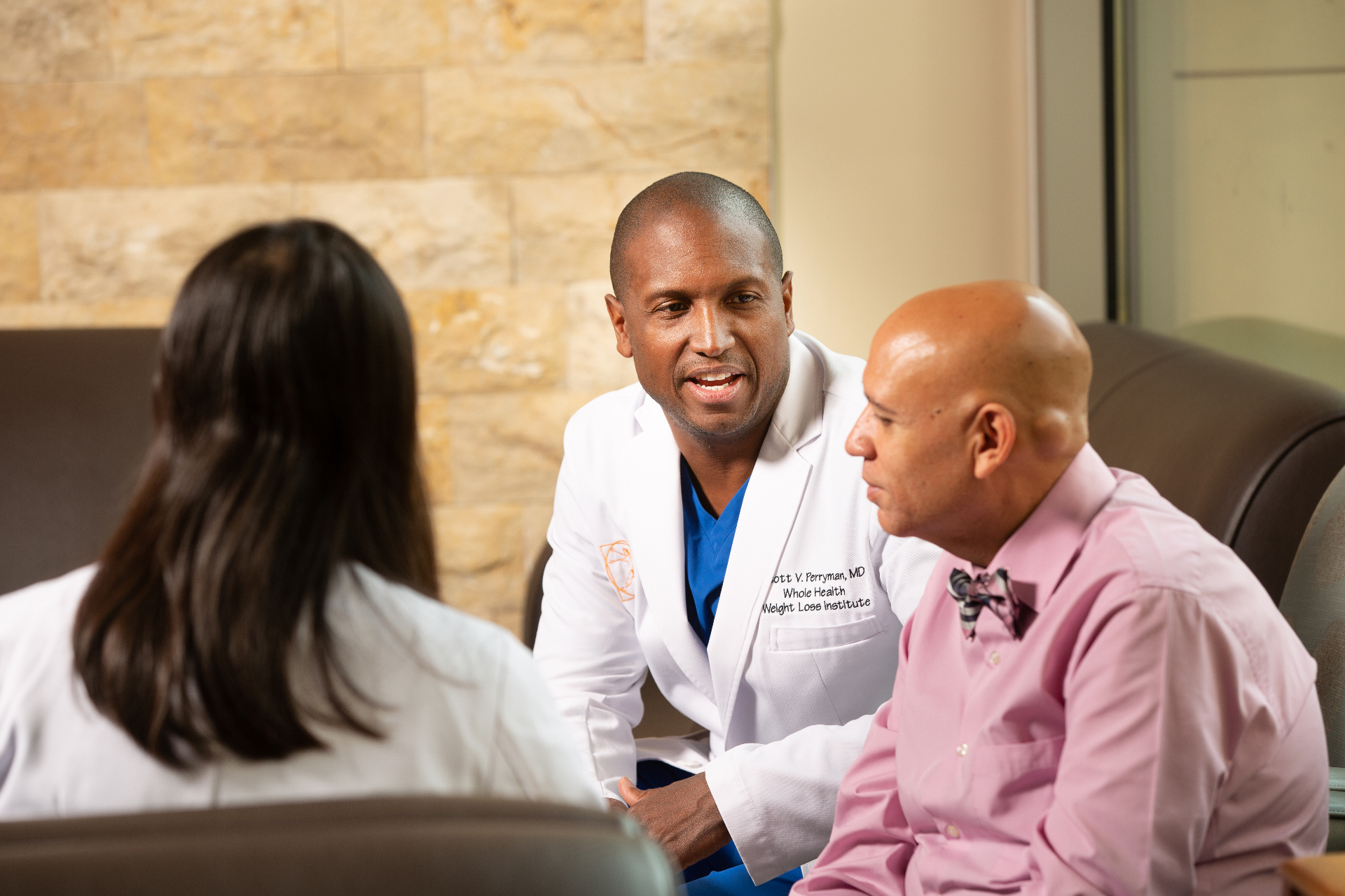 Scott M. Perryman, MD, FACS, FASMBS consulting with a patient at the Napa office